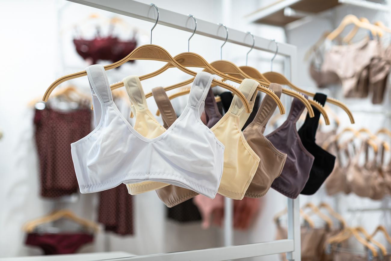 Reggiseni in tinte delicate su grucce di legno