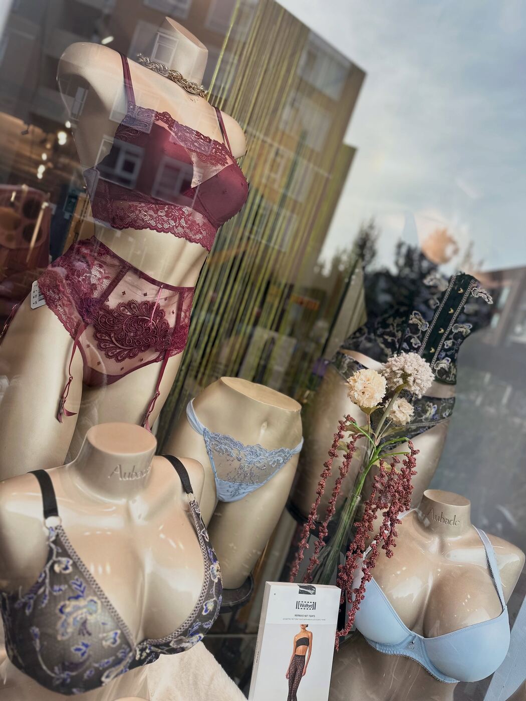 Manichini in lingerie di pizzo nella vetrina della boutique