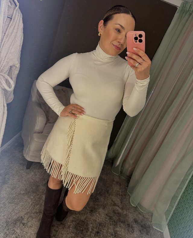 Denken jullie op zondagavond ook al na over wat je morgen aantrekt naar werk? Of zelfs al over je outfits voor de hele week? 🤎 In een druk leven is er niets fijner dan een kast vol goede basics waar j