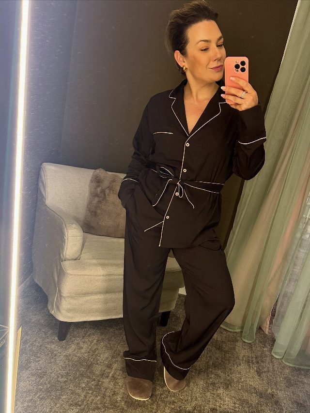 Het was best fris vannacht, vinden jullie niet? En de eerste koffie smaakt net even beter in zo’n zalige pyjama uit onze collectie. ☕️ En allemaal voor zo rond de €89,95 per set en met bijpassende bad